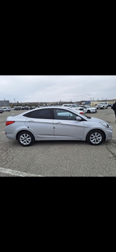Hyundai: Hyundai Accent sedan - Gümüş rəng, 4 qapı - Benzin, “4Dİ” emblemi — 5