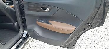 Другие детали салона: Автомобиль — кроссовер полноразмерных сидений. - Отделка — 16