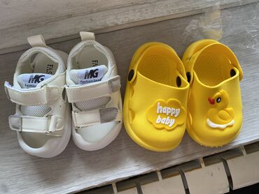 Детская обувь: Детская обувь. ОБА НОВЫЕ!!! Цена белых-700с ( размер с внутренней