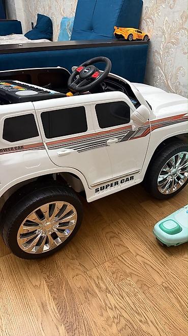 akumulator usaq masinlari: Uşaq üçün elektrikli minik avtomobili – ağ rəng, SUV tipli kuzov — 2
