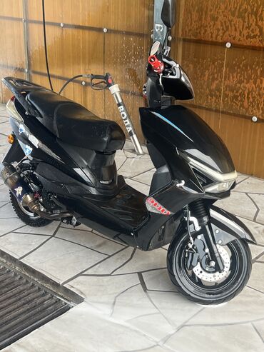 Скутер –175cc класс, спортивный дизайн, черный глянец. Особенности и