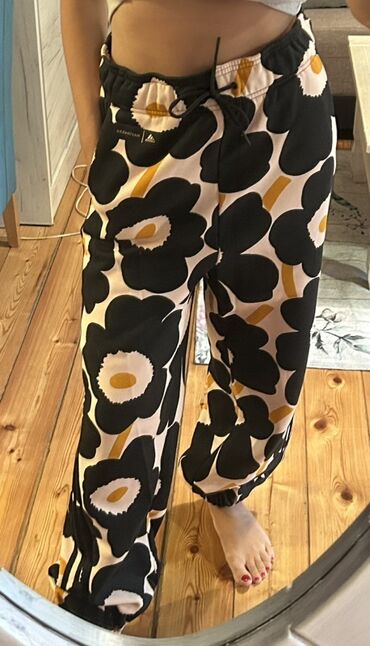 Donji delovi trenerke: Nova Adidas Marimekko trenerka. Naznačena veličina je S, ali odgovara — 5