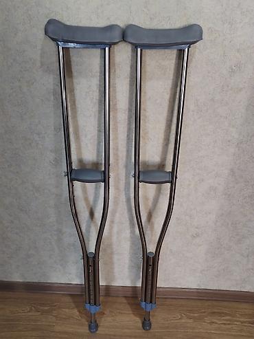 Yerimək üçün arabalar, çəliklər, əsalar, rollatorlar: Koltukaltı tipli metal qoltuqağacı cütü - Material: yüngül, dayanıqlı — 1