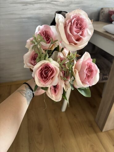 Ruža: Buket svilenih dekorativnih ruža – više varijanti.Ukoliko kupite vise na lalafo.rs — 5 Ruža: Buket svilenih dekorativnih ruža – više varijanti.Ukoliko kupite vise — 5