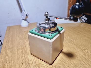 mini disk: Stari ručni mlin GESCHMIEDETES – nemačka proizvodnja - Tip: ručni — 2