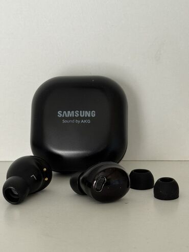 купить кейс для наушников: Беспроводные наушники Samsung (Sound by AKG) с зарядным кейсом -