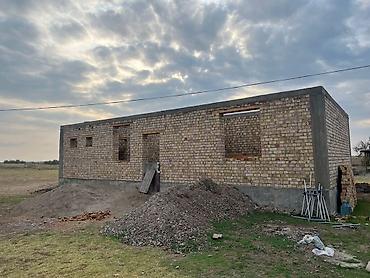 Строительный кирпич: Одноэтажный дом в стадии строительства из полнотелого кирпича на — 2