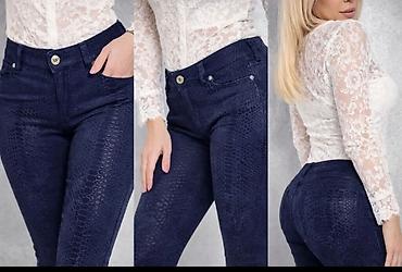 Ostale pantalone: Ženske skinny pantalone – tamnoplave, sa teksturom krokodil/zmijske — 1