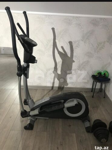 Evdə idman üçün nəzərdə tutulmuş elliptik trenajor. Bu trenajor aşağı