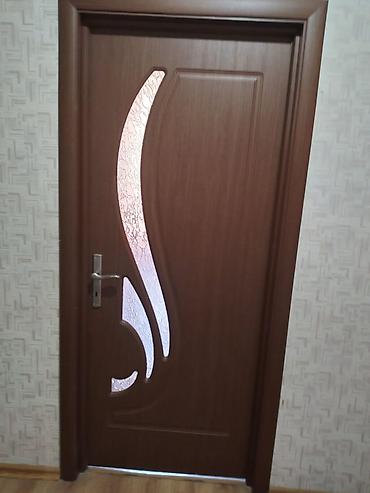 Qapılar və aksessuarlar: İç qapı – dekorativ şüşəli, taxta teksturalı, qəhvəyi rəng - Material — 2