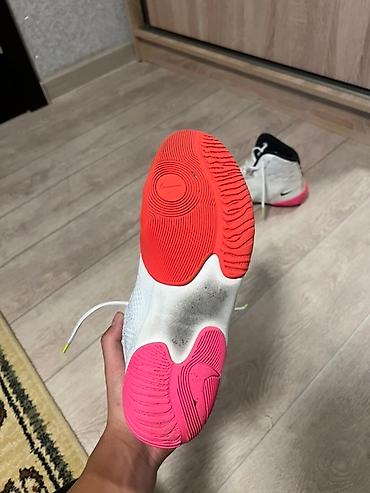 Кроссовки и спортивная обувь: Борцовки Nike белого цвета с контрастными деталями. Обувь имеет — 4