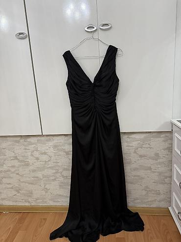 Qadın geyimləri: Qara uzun axşam/gecə libası - Rəng: klassik qara - Model: dərin V — 1