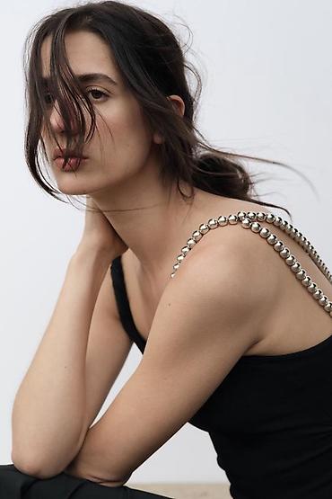 Matraslar: ZARA metal muncuqlu asqısı olan bluz L razmerdir ama dar kalıpdır ona — 14