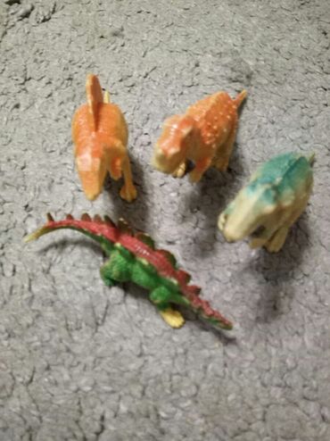 igračka dinosaurus: Plastični dinosaurusi dužine 10 cm.Cena za sve je 300 din