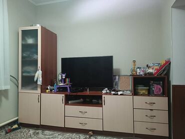 новые мебели: Зал үчүн гарнитур, Колдонулган, Шкаф, Комод, ТВ үчүн тумба, Жыгач, Өзү алып кетүү, түсү - Саргыч боз