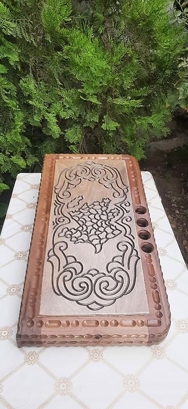 Nərdlər: Qoz agaci materialdan hazırlanmış, əl işi nard dəsti. Üzərindəki oyma — 6