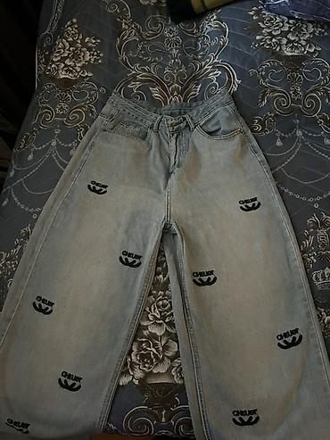 stringer alt geyimi: - Unisex geniş kəsimli cins şalvar - Rəng: açıq boz (light wash) - — 1