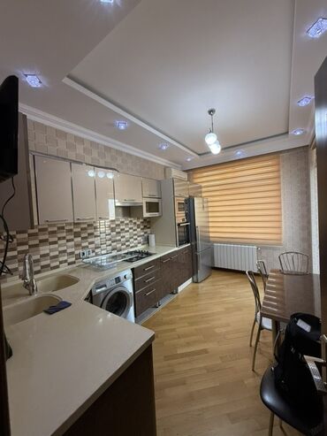 Uzunmüddətli kirayə mənzillər: Mənzilin təqdimatı - Geniş və işıqlı salon: iri panoram pəncərə — 16