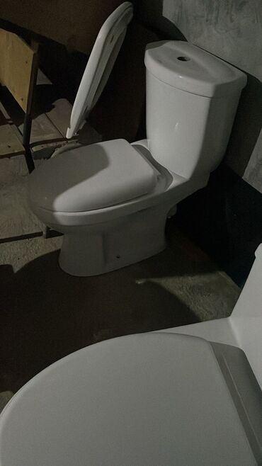 Bra, divar lampaları: Şüşə kölgəli, şirli metal əsaslı, dekorativ qızılı detallı bir divar — 13