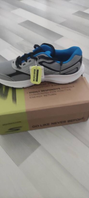 Səndəl və şəp-şüplər: Orjinal Skechers geyinilmeyib tezedi,270 man alinib 140 manata satilir