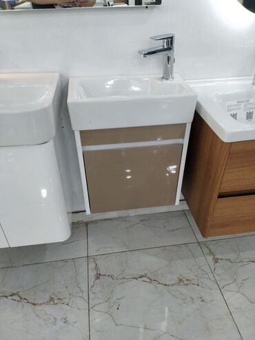 Çanaqlar, tülpanlar: Ağ rəngdə, parlaq qəhvəyi qapılı, yığcam dizaynlı unitaz altlığı