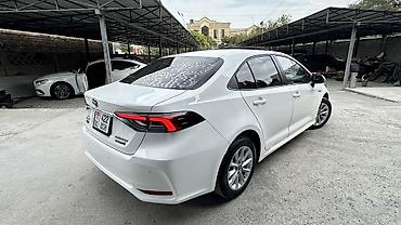 Toyota: Toyota Corolla: 2021 г., 1.8 л, Вариатор, Гибрид, Седан — 2