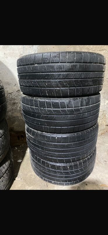 Шины: 235 40 R19
На пару баллонов имеются шишки