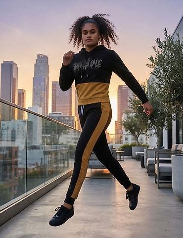 sjajne pantalone: Ženska sportska trenerka u crno-zlatnoj kombinaciji, modernog i — 1