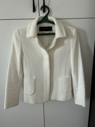 дубленки зара: Элегантная женская куртка Zara Basic белого цвета с выразительной