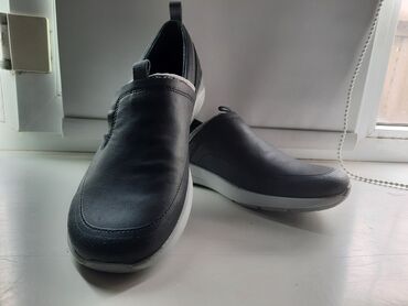 женская платия: Женские кожаные очень удобные туфли фирмы Merrel, размер US 6.6