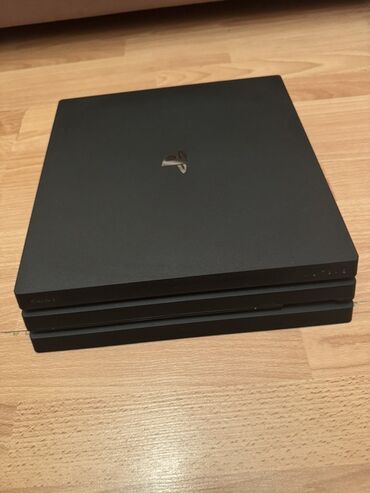 little black dress qiymeti: Qara rəngli, yığcam dizaynlı PlayStation 4 Pro idyal vəziyətdədi