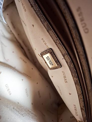 longchamp torba cena: Prodajem original novu GUESS torbu u bež/smeđoj kombinaciji sa — 5