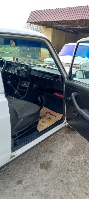 VAZ (LADA): LADA 2107 sedan – klassik ağ rəngli, 4 qapılı, arxa ötürücülü model — 5