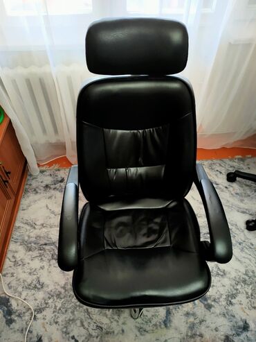 парихмахерское кресло: Комплект офисной мебели, Кресло, цвет - Черный, Б/у