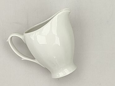 Biały dzbanek ceramiczny, idealny do serwowania mleka lub śmietanki do