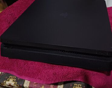 PS4 (Sony Playstation 4): Ps4 slim (500gb) plombu üzərində içi tərtəmizdi 2 ədəd pultu