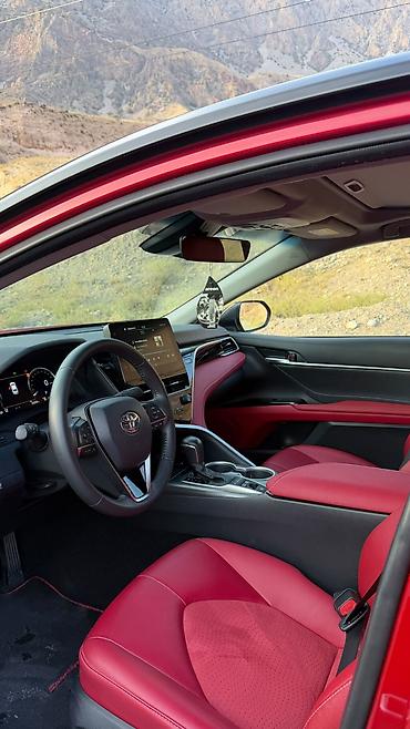 Toyota Camry: 2024 г., 2.5 л, Автомат, Гибрид, Седан