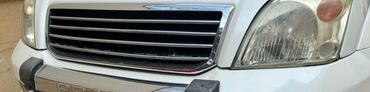 Digər avtomobil ehtiyat hissələri: Ağ rəngli avtomobilin ön hissəsi, radiator barmaqlığı və farası