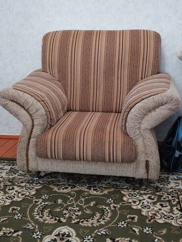 Продаю диван с креслом нормально состояние