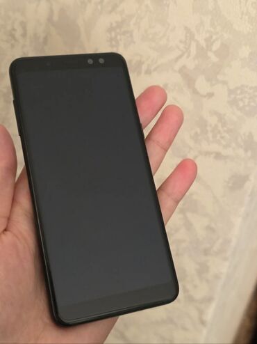 a 3 telefon: Samsung Galaxy A8 2018, rəng - Qara, İki sim kartlı
