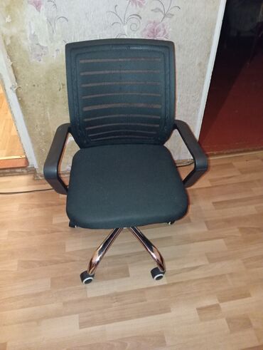 офисные стулья: Fırlanan ofis kreslosu, tünd boz rəngdə, mesh arxalıqlı və parça