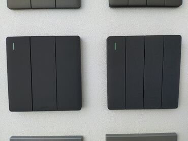 оконные рамы бу: Qara rəngdə üçlü elektrik açarı. Bu açar, evinizdəki işıqlandırma və