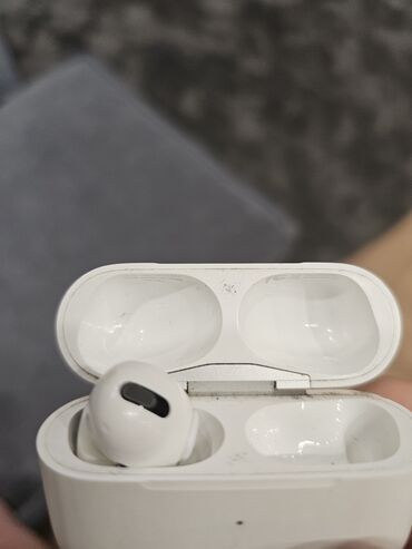 Наушники: Air pods pro 1 только один наушник, запасные бирушы имеются (перед