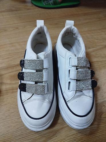 kedlər: Ağ rəngli gündəlik sneakers (38 razmer) - Model: bağsız — 1