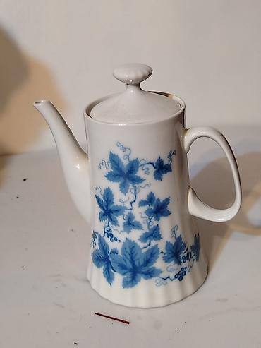 Vintaž porcelanski čajnik Epiag Bohemia Carlsbad – Plava vinova loza na lalafo.rs — 1 Vintaž porcelanski čajnik Epiag Bohemia Carlsbad – Plava vinova loza — 1