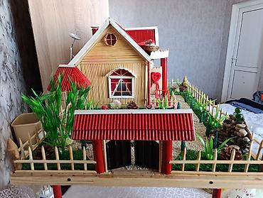 şekide satilan evler: Miniatür ev modeli, qırmızı damı və ətrafında hasarlı yaşıllığı ilə — 3