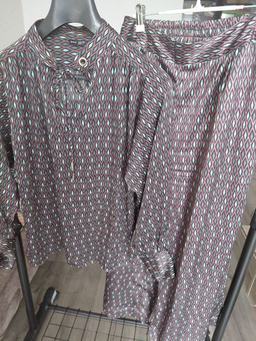 yun qadın kostyumları: Kostyum 
cox səliqəli
Size M-L брюки на резинке
Metro 20 yanvar