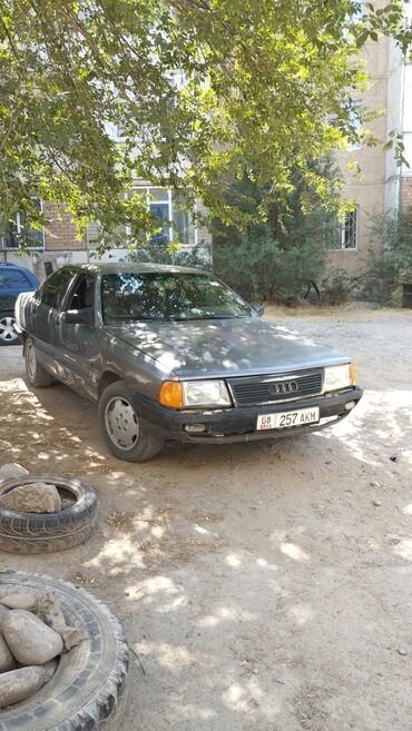 мотор 4 2: Седан Audi 200, выполненный в классическом сером цвете, предлагает