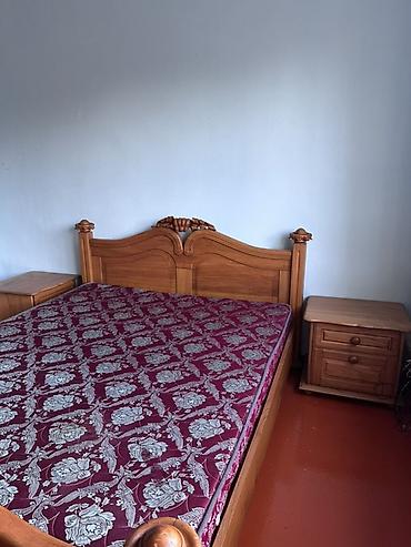 деревянная спальня: Спальный гарнитур, Б/у, Двуспальная кровать, Тумба, Шкаф, Кыргызстан, Дерево, цвет - Коричневый — 1
