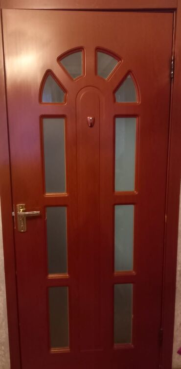 Otaq qapıları: Qəhvəyi rəngdə olan bu qapı, daxili məkanlar üçün nəzərdə tutulmuşdur